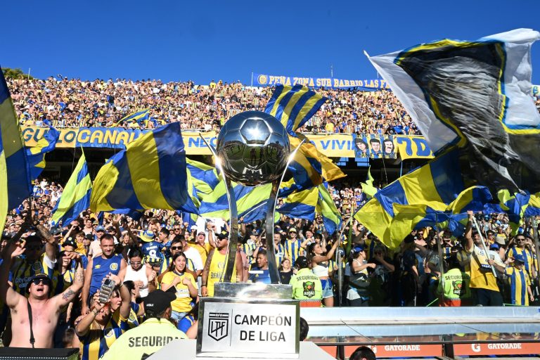 El que no salta es un inglés: el canto de los hinchas de Central tras el pasillo de espaldas de los jugadores de Estudiantes