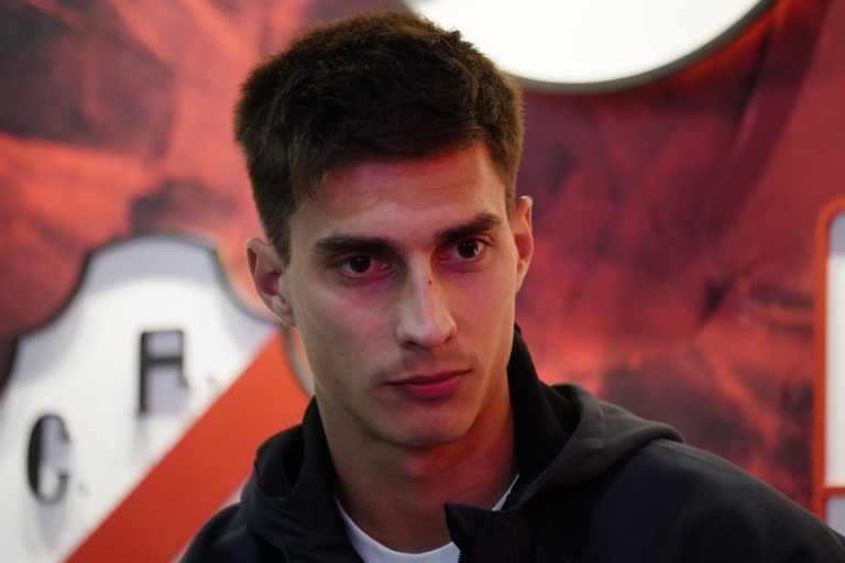 Cómo le va a Gattoni y las duras críticas que le cayeron en España