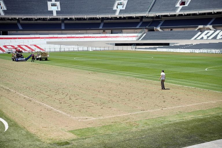 River arrancó los trabajos en el césped del Monumental, ya sin competencia