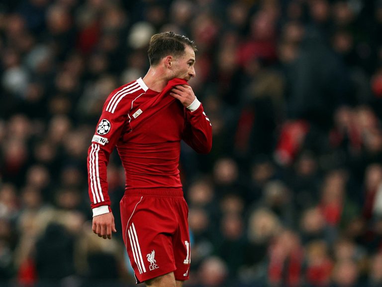 Con Alexis de titular, el Liverpool cayó ante el PSV y se hundió aún más en su momento crítico