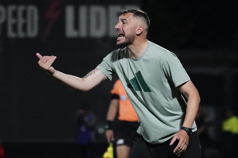 Riestra y Barracas luchan por un lugar en los cuartos del Clausura