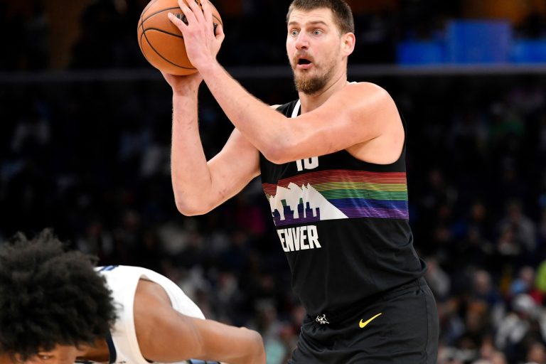 Con un triple desde la mitad de la cancha y números de otro nivel, Jokic le dio la victoria a unos Nuggets que siguen a full en la NBA