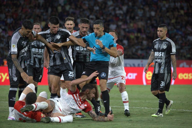 Falcón Pérez y su destacado arbitraje en un partido complicado