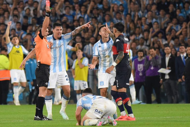 Video: la patada de Cachila Arias a Maravilla Martínez y su expulsión inmediata